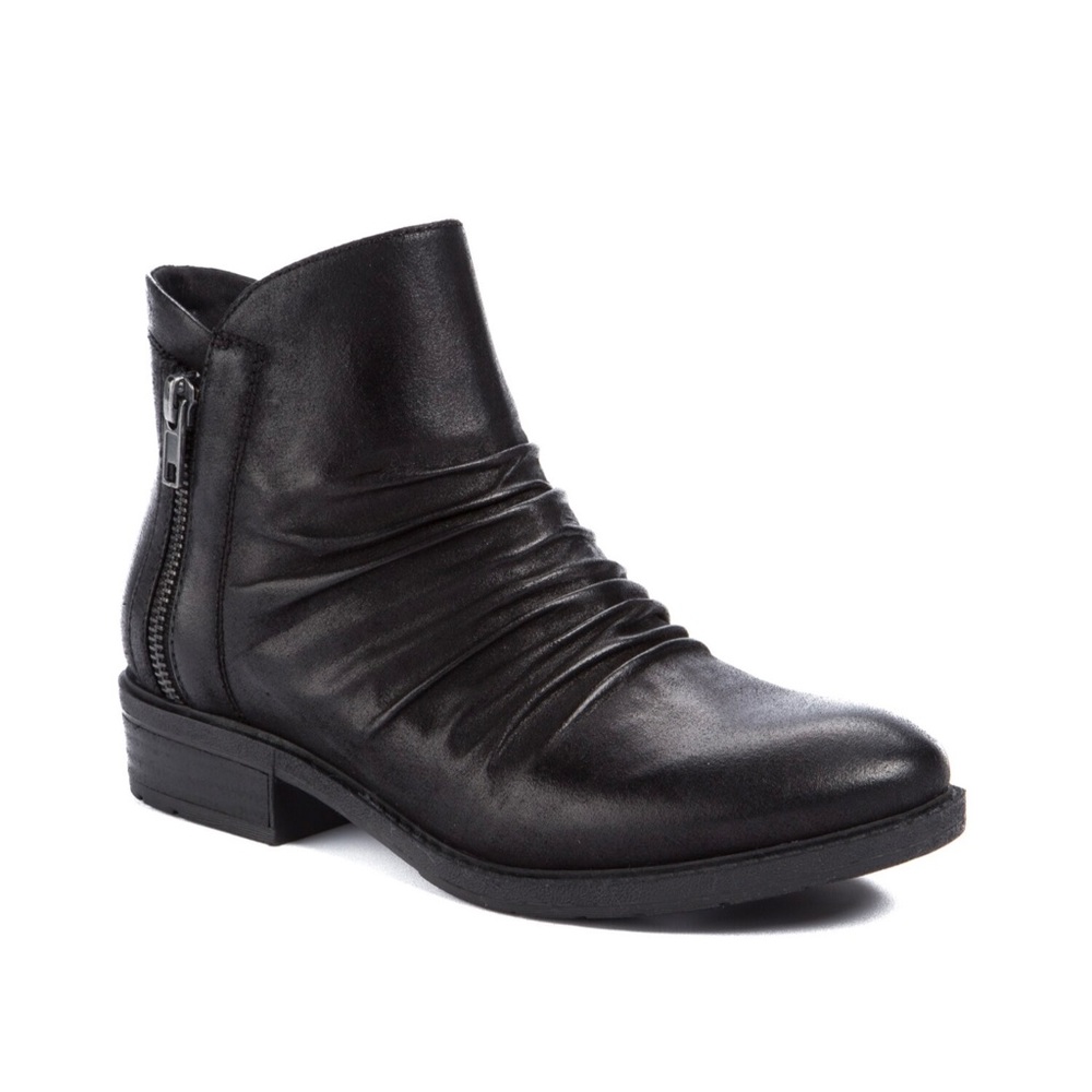 BARETRAPS Black Oiled Faux Leather Ruched Zipper Detail Yuno Ankle Booties - Picture 1 of 12